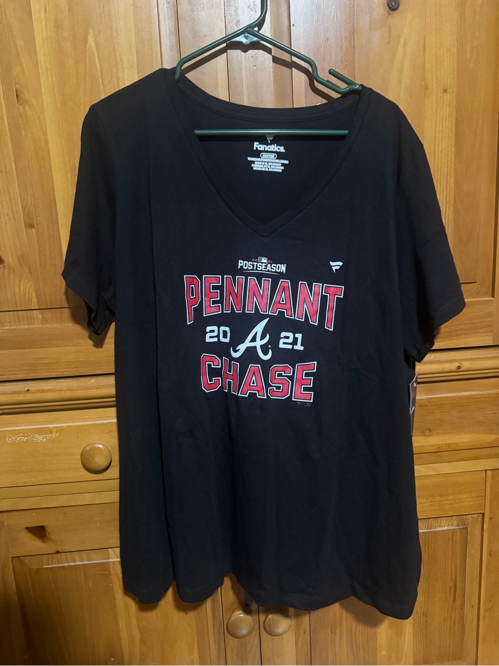 Fanatics Atlanta Braves 'Pennant Chase' Black V-Neck T-Shirt Women’s 2X